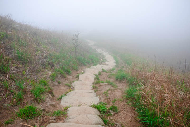 The descent from Sunset Peak to Pak Kung Au.